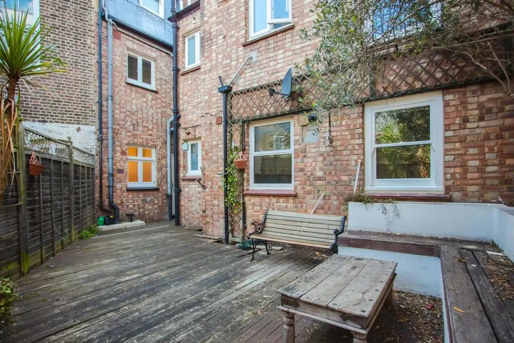 Modern & Spacious 2 Bedroom Flat Near Clapham Common