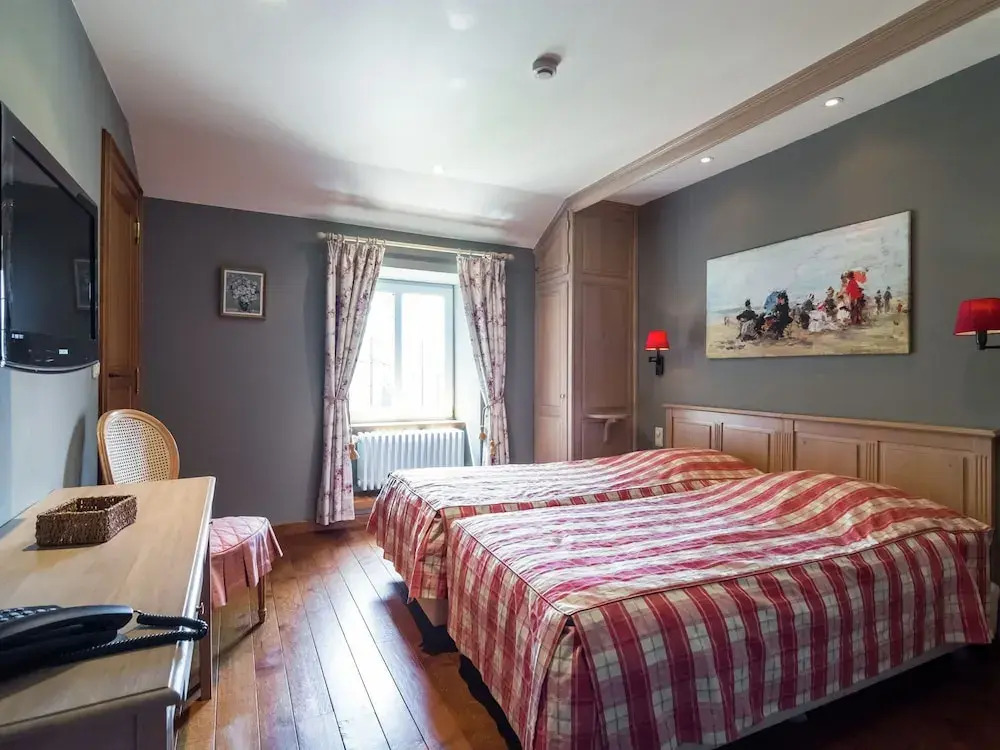 Vintage Holiday Home With Swimming Pool In Saint-Hubert