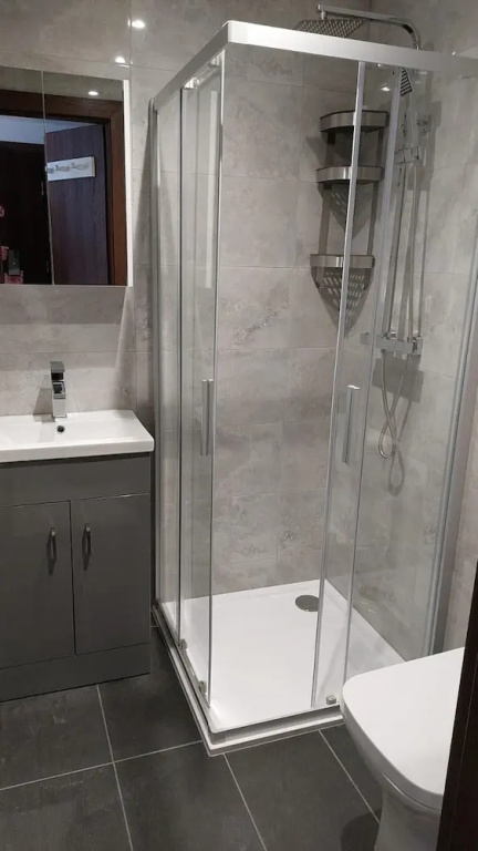 Immaculate 12-bed House Good Amenities in Wigan