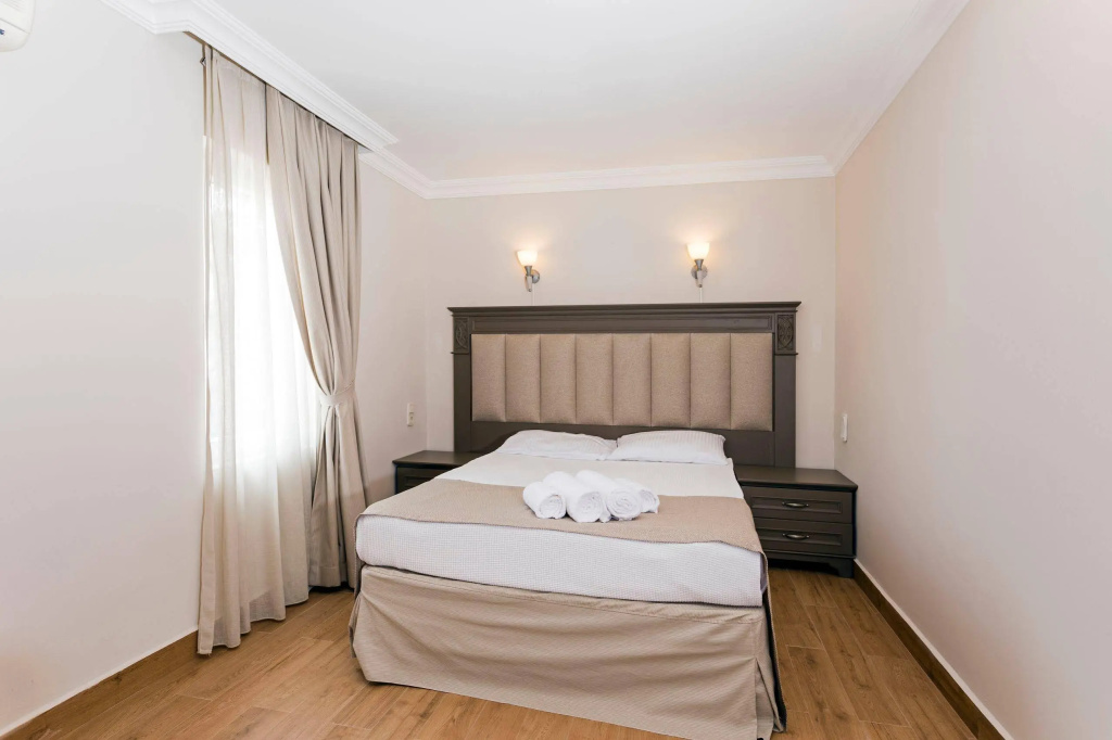 Moonshine Hotel & Suites