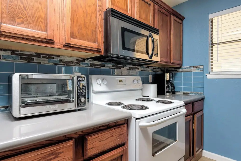 Charming Family Condo Sleeps 6 Next to Beach!