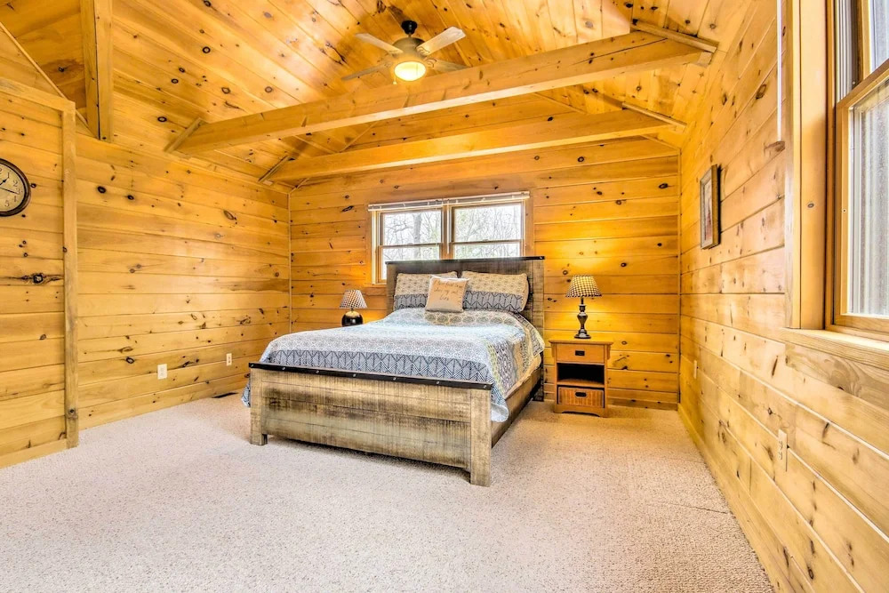 Cozy Winter Retreat: Great Location & Pet Friendly