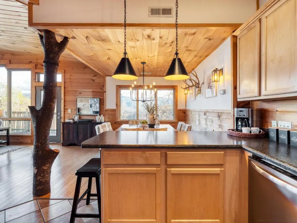 Chestnut by AvantStay Mountain Cabin w Treetop Views Hot Tub Game Room