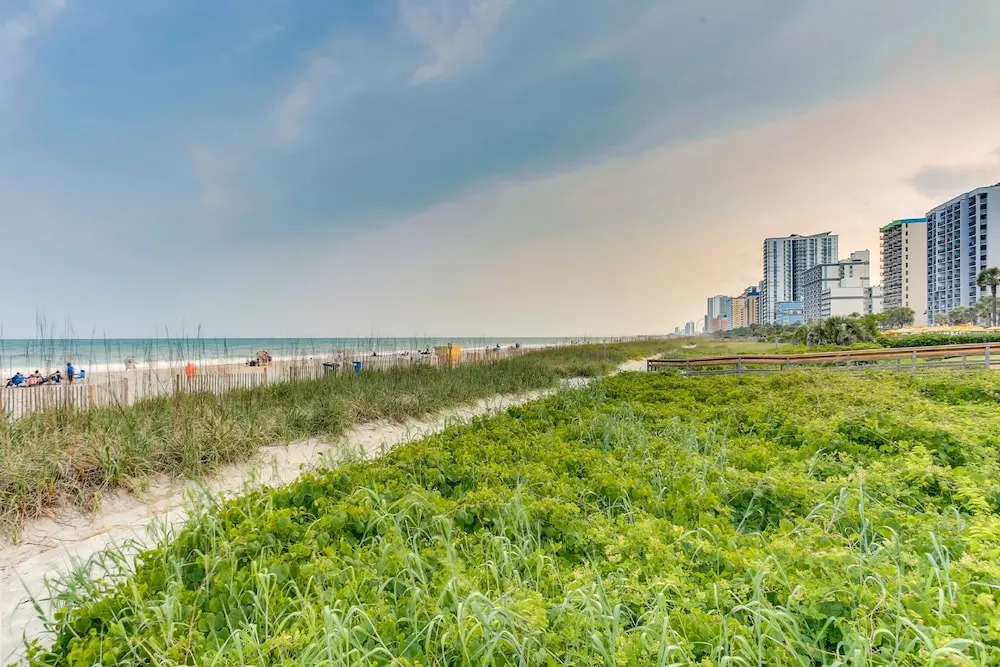Private 3BR's at Palms by Hosteeva