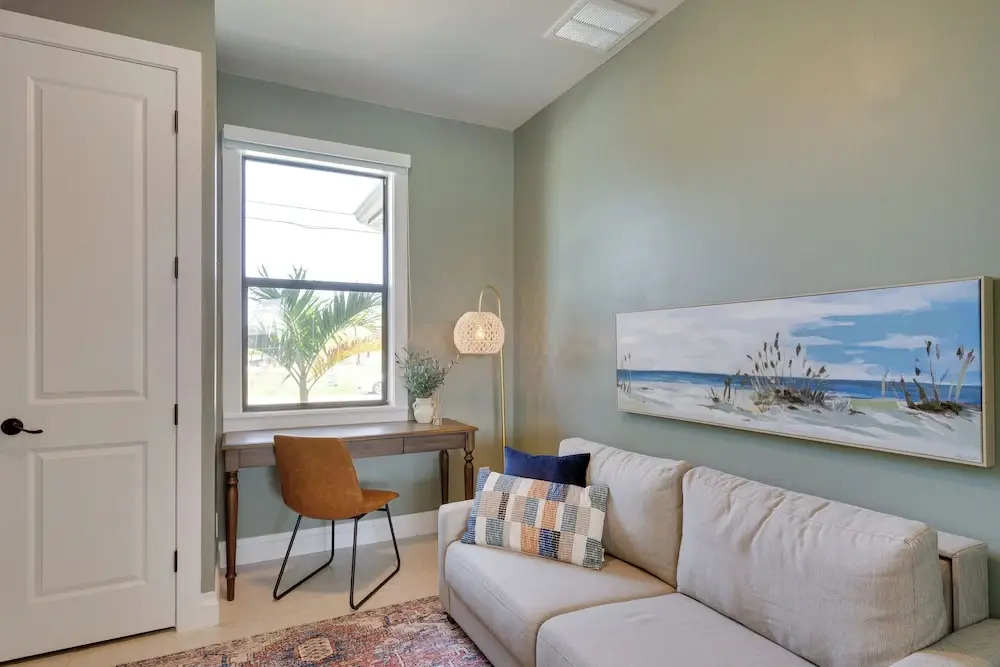 Pool & Gulf Access Canal: Chic Cape Coral Home!