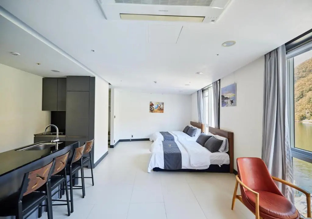 Crest72 Hotel