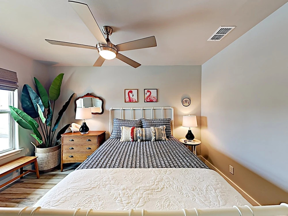 CasaTitos on Station Street - 4 Br Home