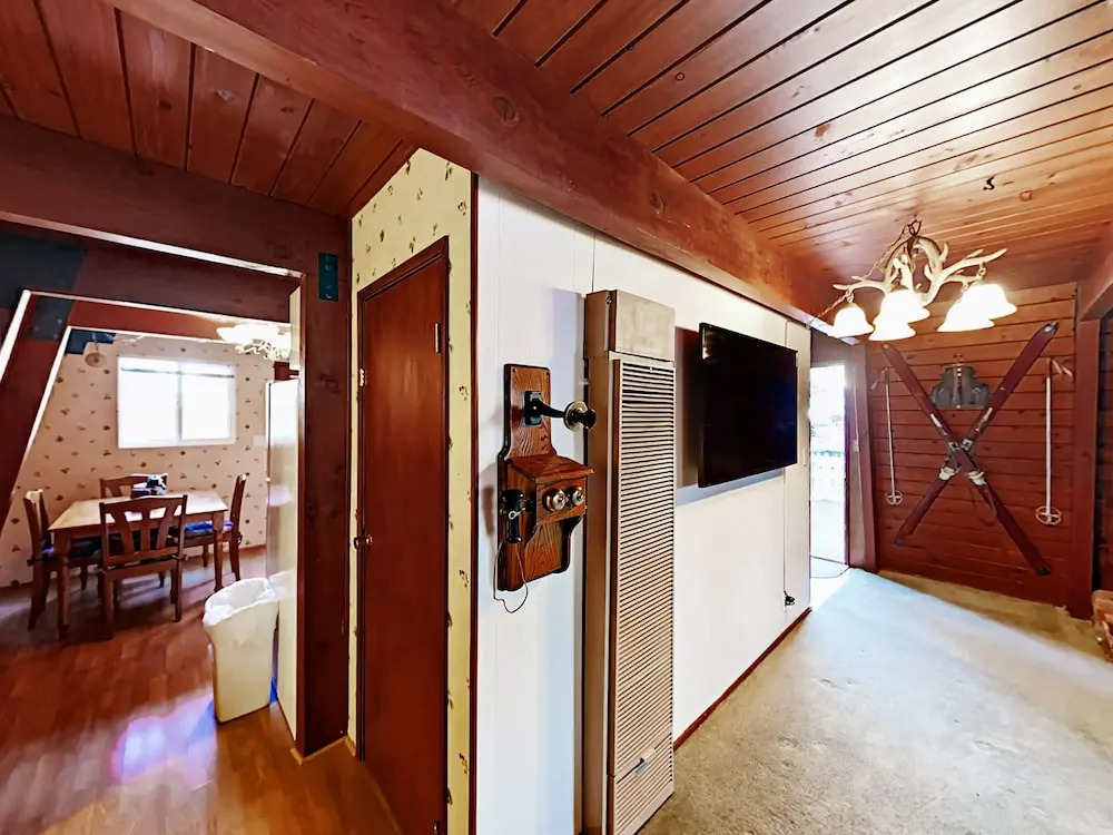 1027 Pine Mountain Drive Home 3 Bedrooms 2.5 Bathrooms Home