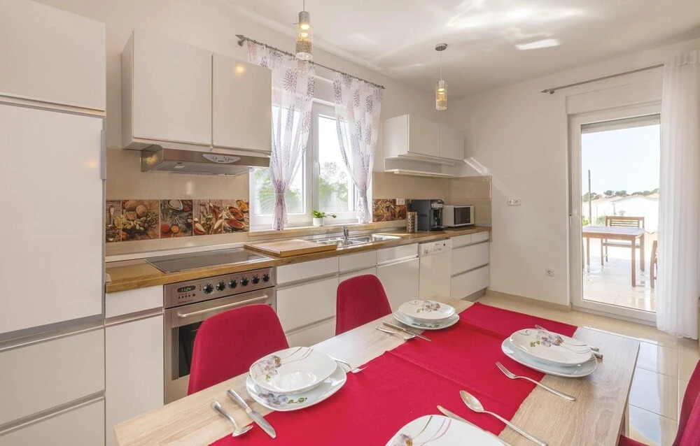 Nice Home In Liznjan With Wifi