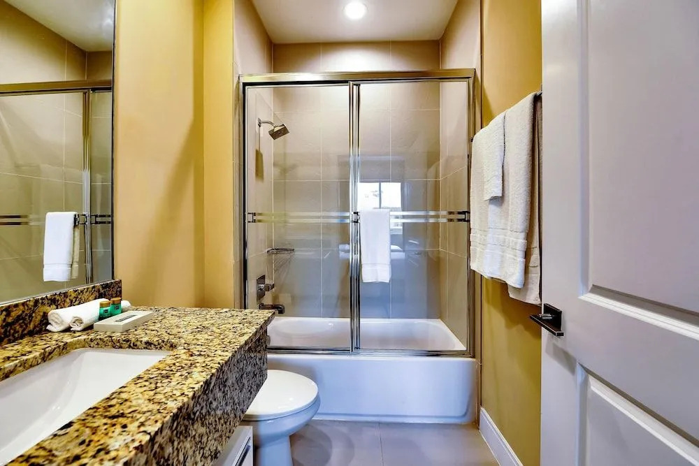 Beautiful Townhome Overlooking The Lake And The Pool