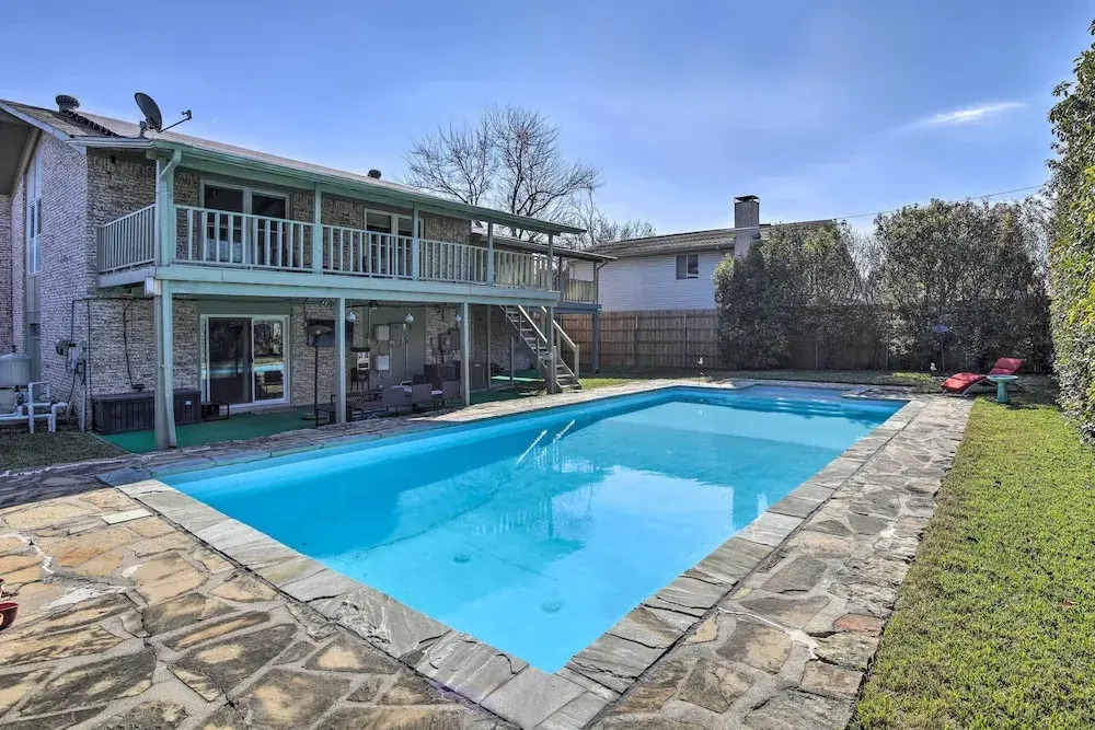 Movie Room & Private Pool: Richardson Retreat