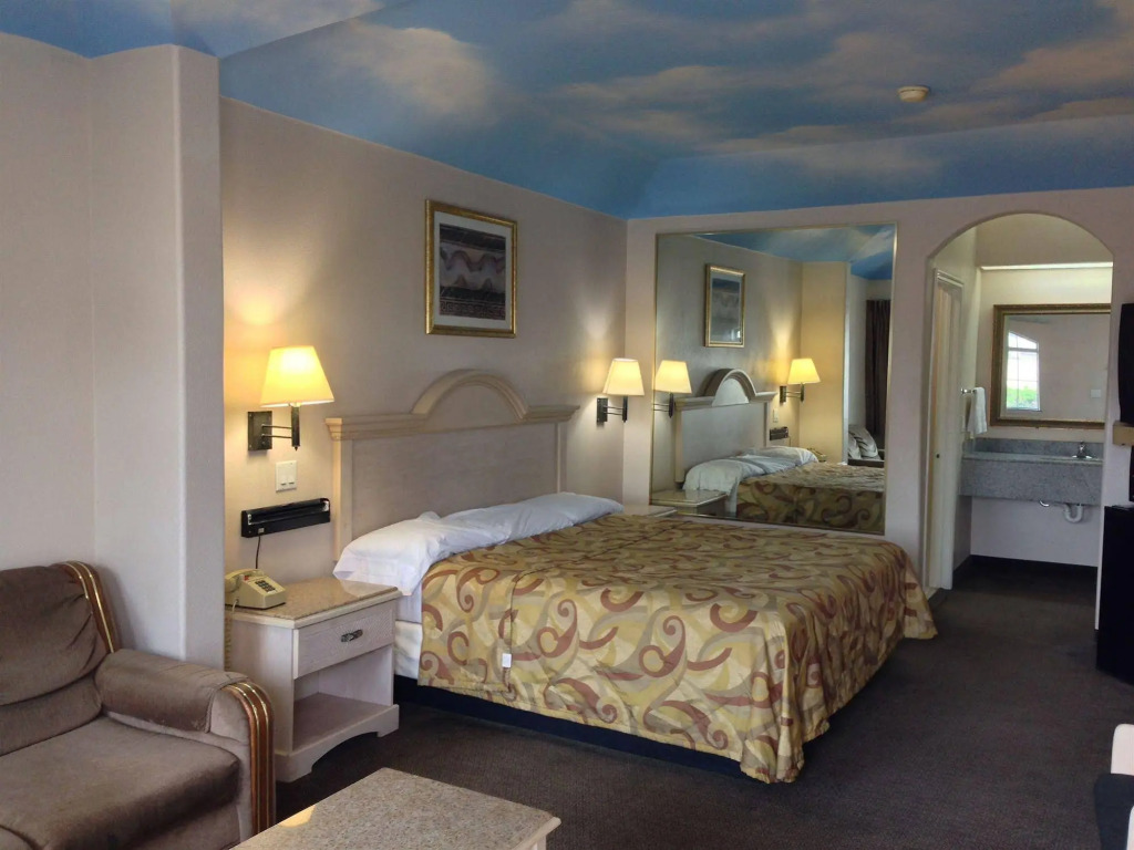 Camelot Inn  Suites McCarty