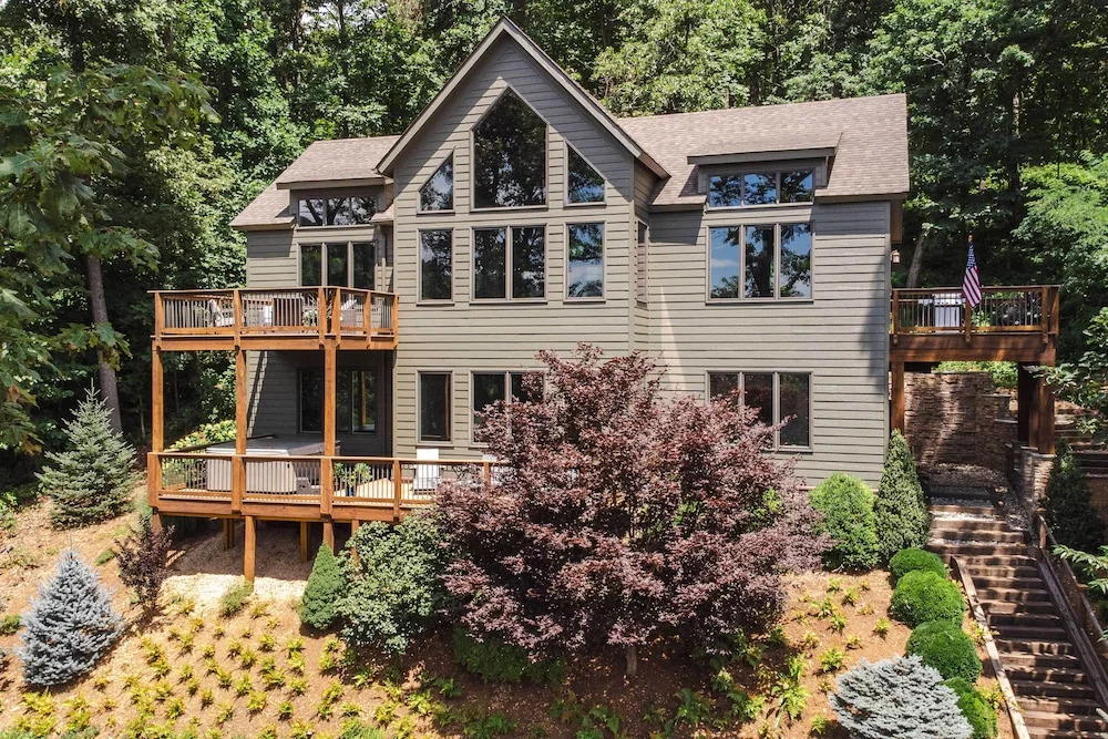 Grand Chalet w/ Hot Tub - Near Wintergreen Resort