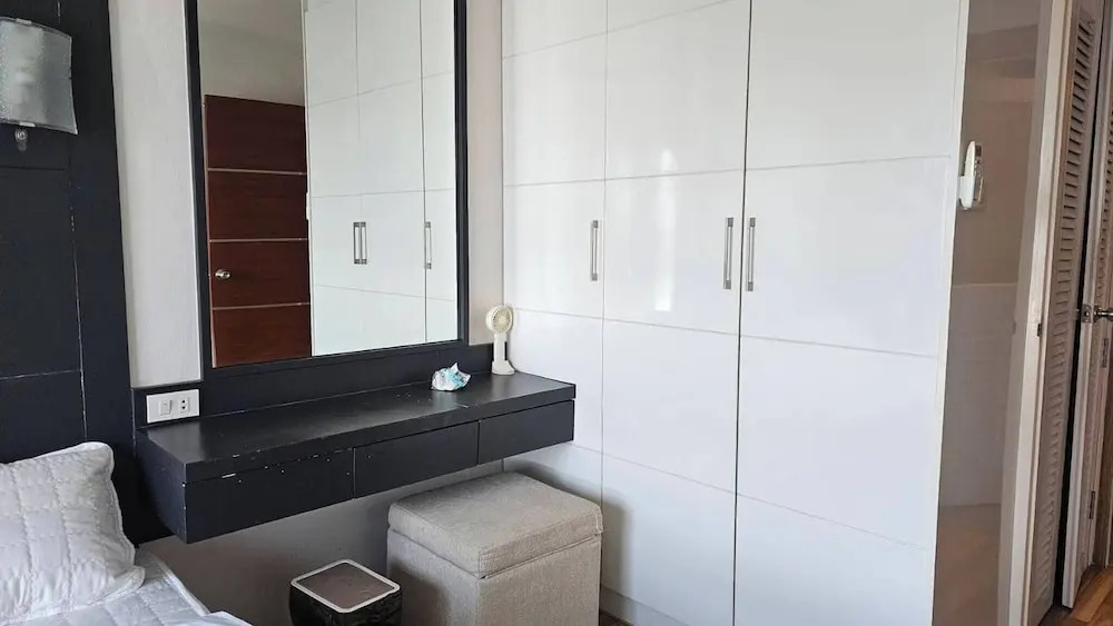Quiet Condo, Minutes to Everything