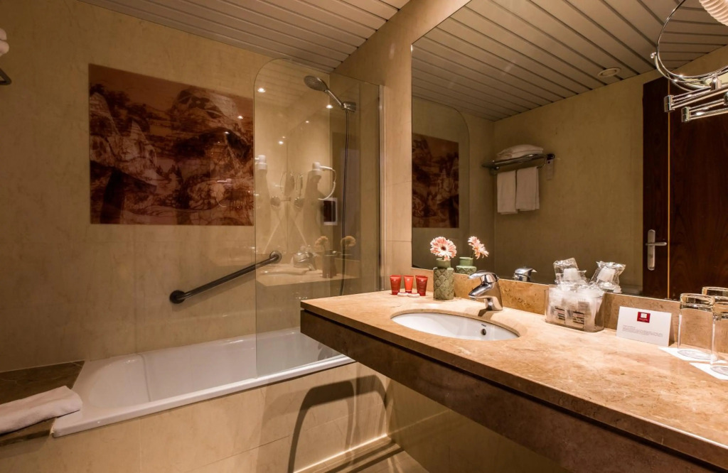 Отель Leonardo Hotel Barcelona Gran Via