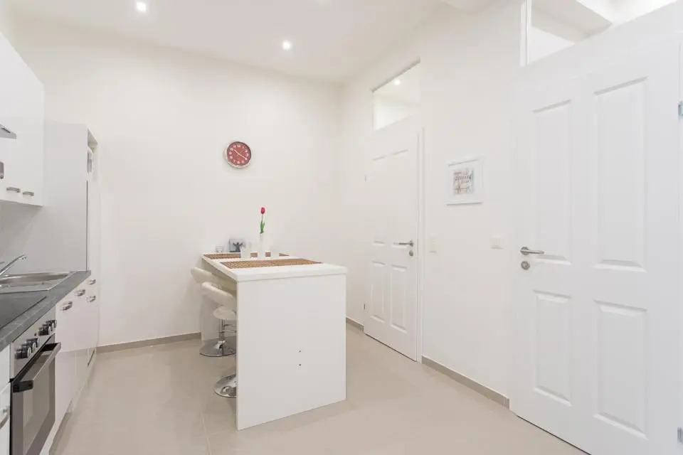 Bright Red Heart Apartment in Leopoldstadt