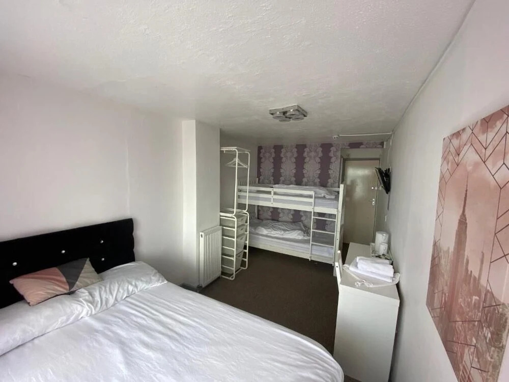 Arnies Hotel