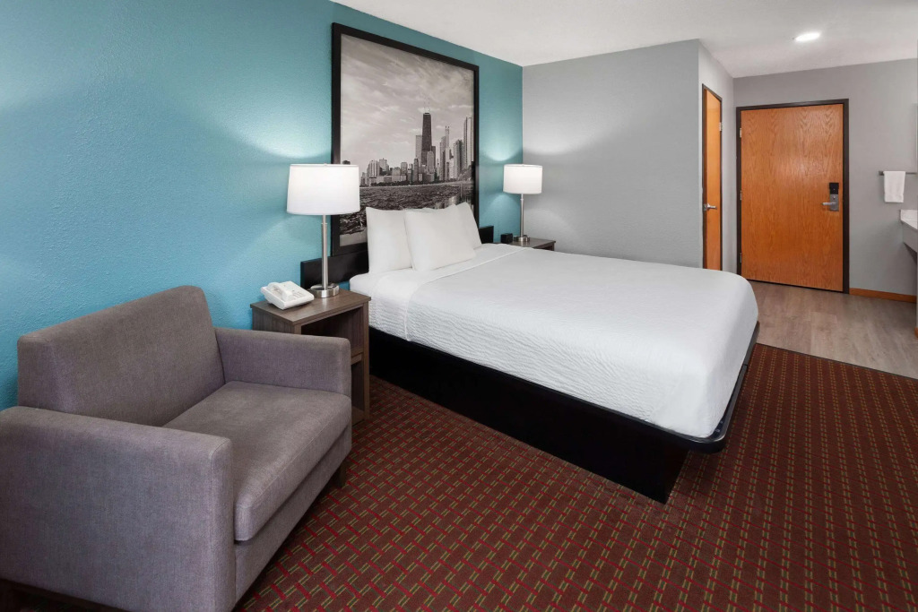 Super 8 by Wyndham McHenry Fox Lake Area