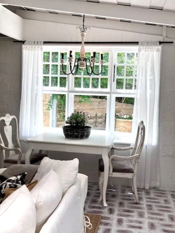 One Wee Cottage, A Romantic Secluded Provincial Abode Surrounded by Vineyards