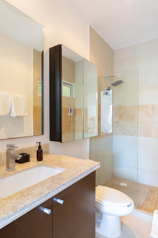 Exclusive 2 Level 3 BR Penthouse | Private Hot Tub & Roof | WiFi | Great Amenities & GYM
