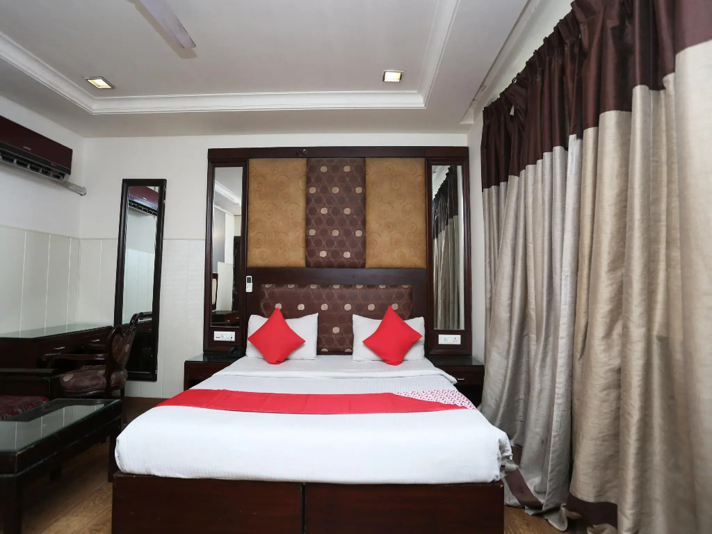 OYO 6845 The Grand Hotel