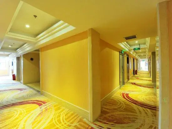 Chuxiong Xinlu Cloud Hotel