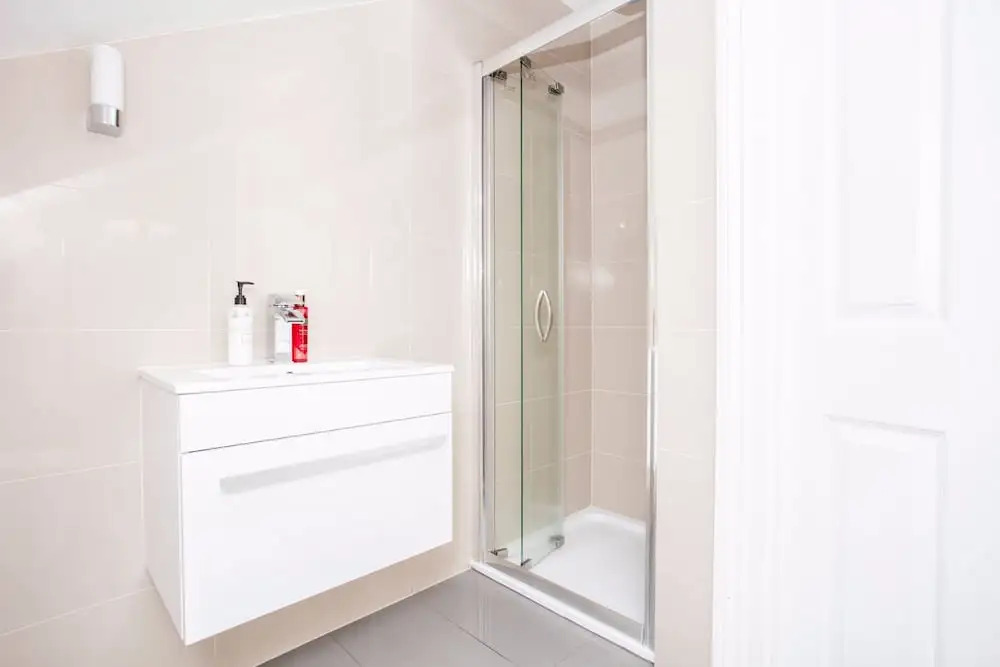 3 Bedroom Home With Skylight and Garden