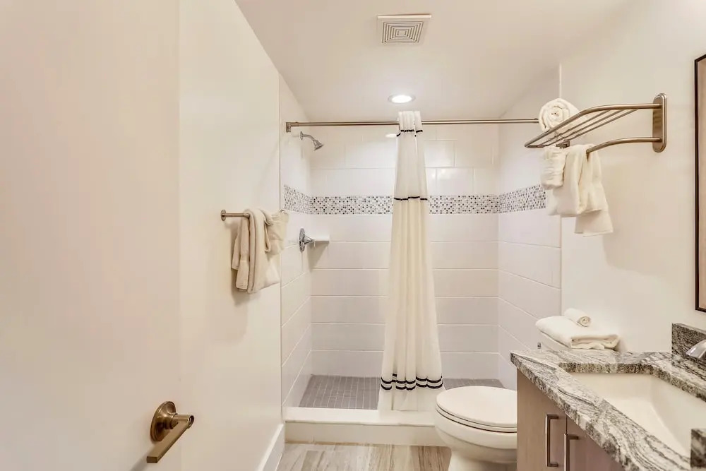 Luxurious/brand New Oceana/pools/hottubs/ W203 Great Location!