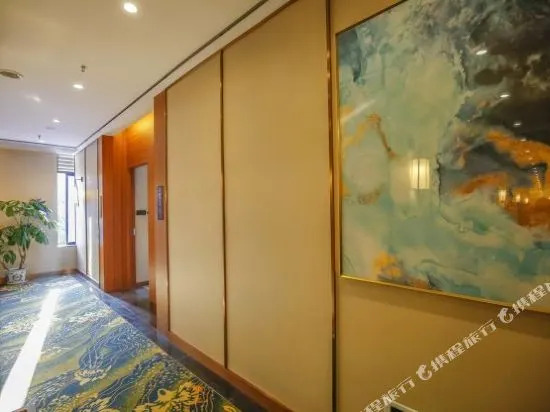 Rujia Huayi Selected Hotel (Qingdao Jimo Ancient City Baolong Square Store)(华驿精选酒店（青岛即墨鹤山路店）)