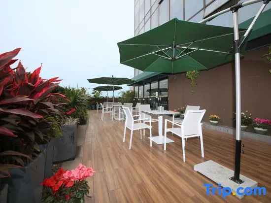 Yibin moon Peninsula Light Hotel(University City & Exhibition Center)