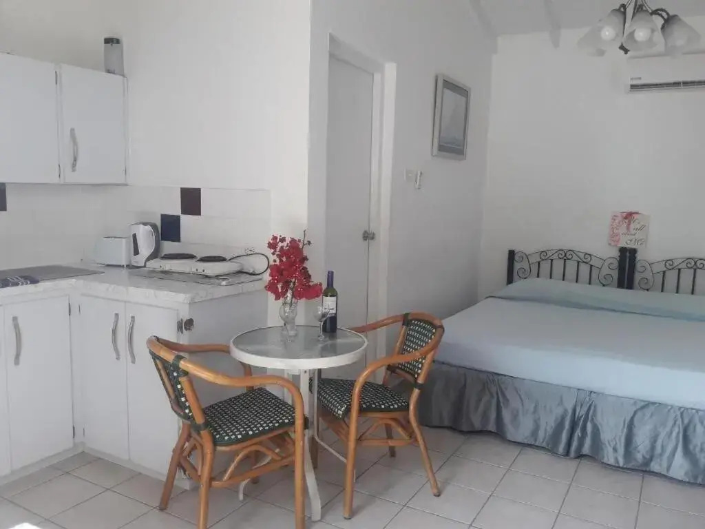Palmitas Hostel with tropical garden & pool
