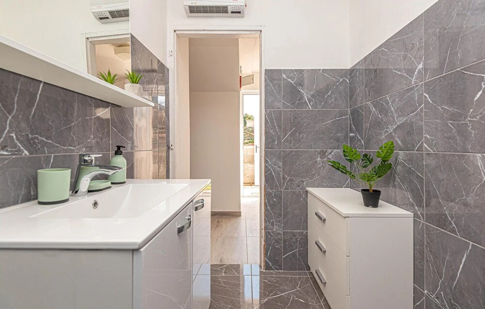 Amazing Home in Grebastica With Wifi and 4 Bedrooms