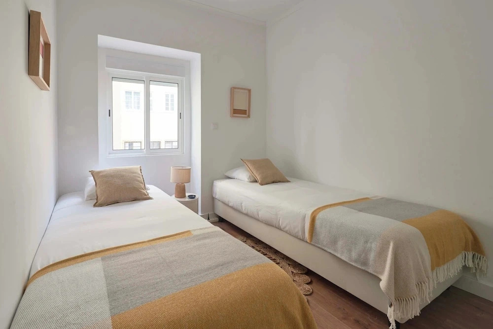 Spacious & Light Filled 4Br Apartment By Timecoler