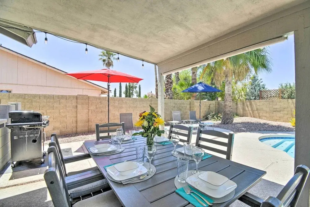 Pool & Putting Green: Scottsdale Family Escape