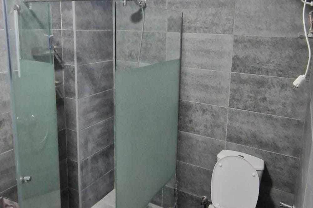1 Bed Apartment Sleeps 2 - Communal Pool - Parking
