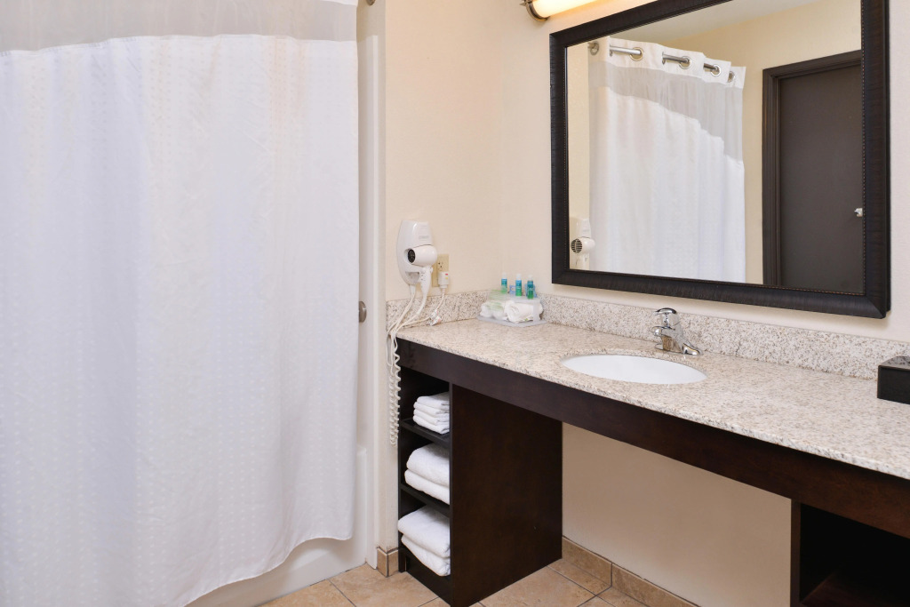 Holiday Inn Express & Suites Emporia Northwest by IHG