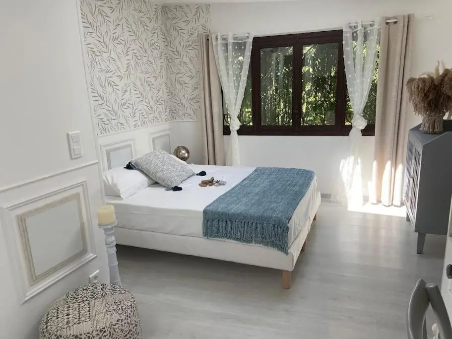 Cap d'Antibes 50m from the beach 3 bedrooms/Pool
