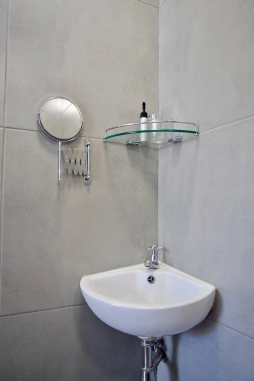 Sunny 2 Bedroom Apartment by The Company's Gardens