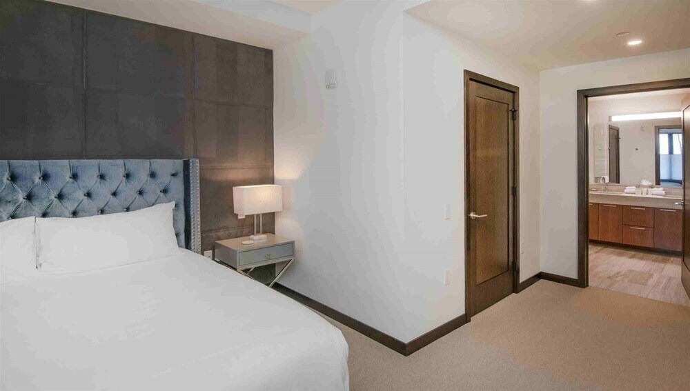 Modern 2 Bedroom Luxury Condo in Lionshead Village