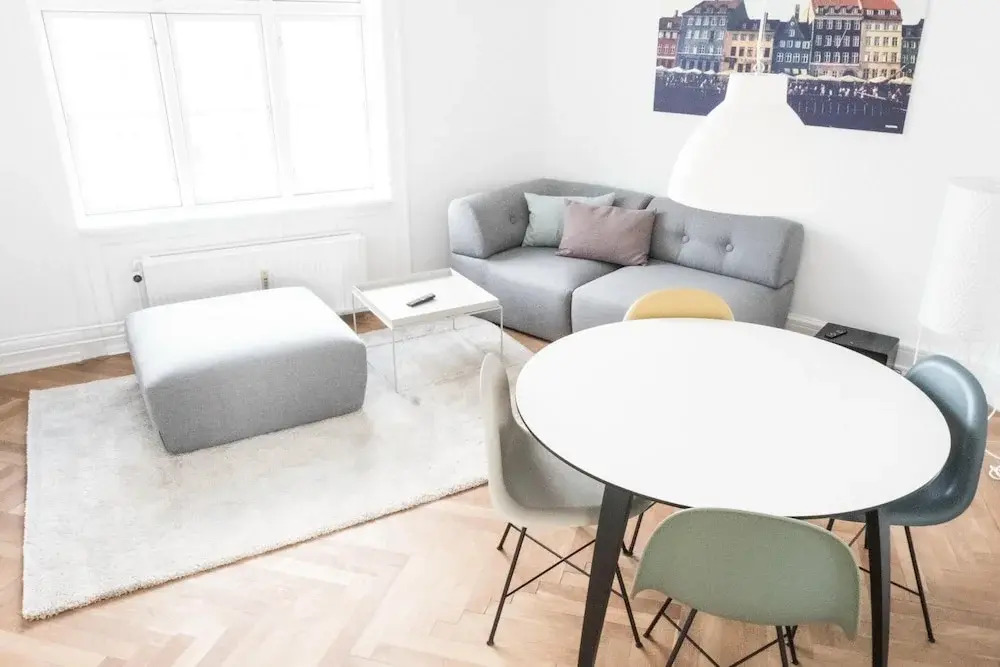 Beautiful 2-bed w Large Balcony