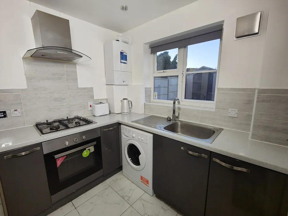 3 Bed House - Sleeps 7 - Garden - Parking - Wifi
