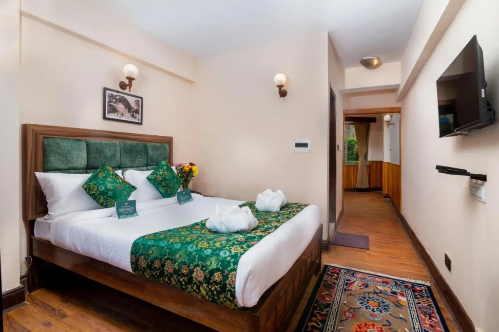 Muscatel Fairmount 100 Mts from Mall Road