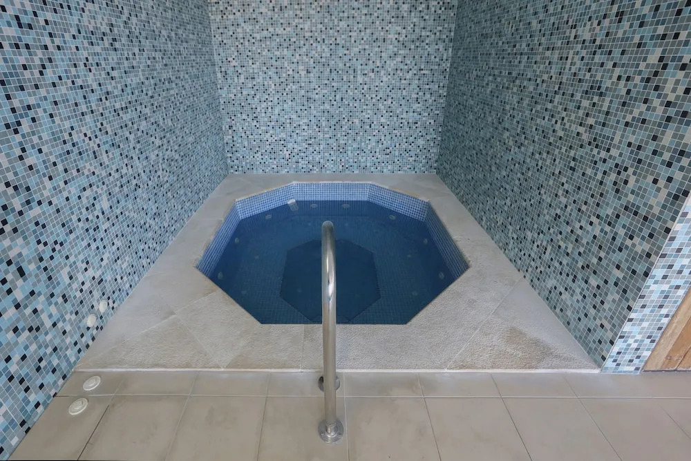 3-bedroom Apartment With Pool, Gym & Jacuzzi