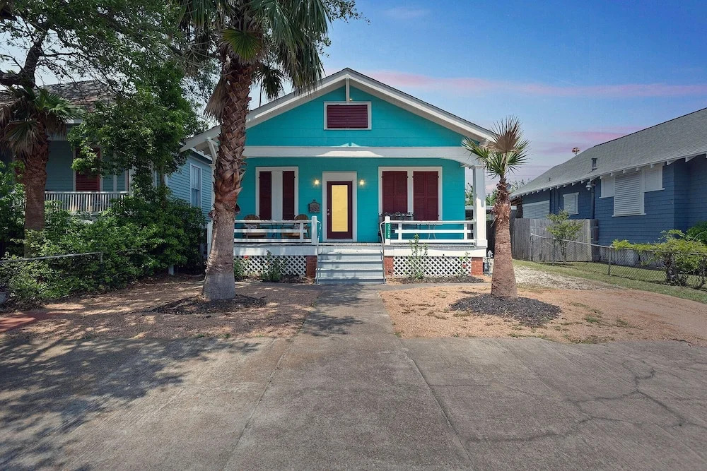 Sea Life - Just Blocks To Beach! 3 Bedroom Home by Redawning