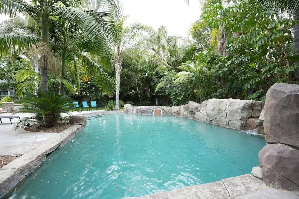Incredible Estate 5 Bedrooms 3 Bathroom W/resort Style Rock Pool & Jacuzzi