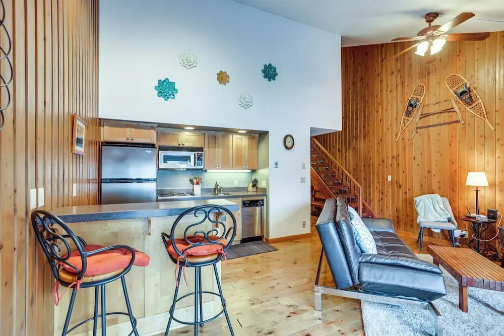 Patio & Pool Access! Year-Round Base in Bend