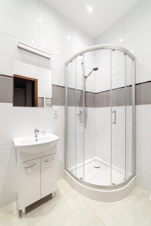 2 Nights Apartments - great location, right next to Main Rail and Bus Station, 10 min to Main Square by foot