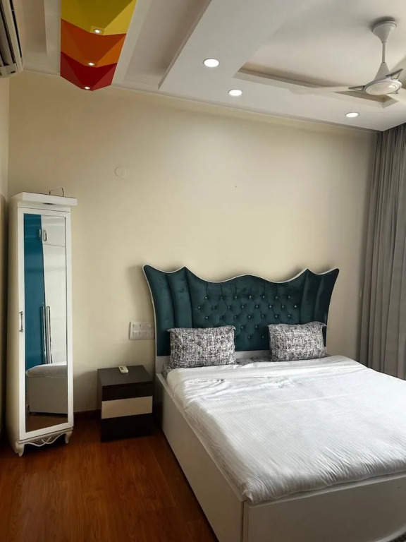 Luxurious Gurugram Apartment for Rent - Entire House With City & Garden Views