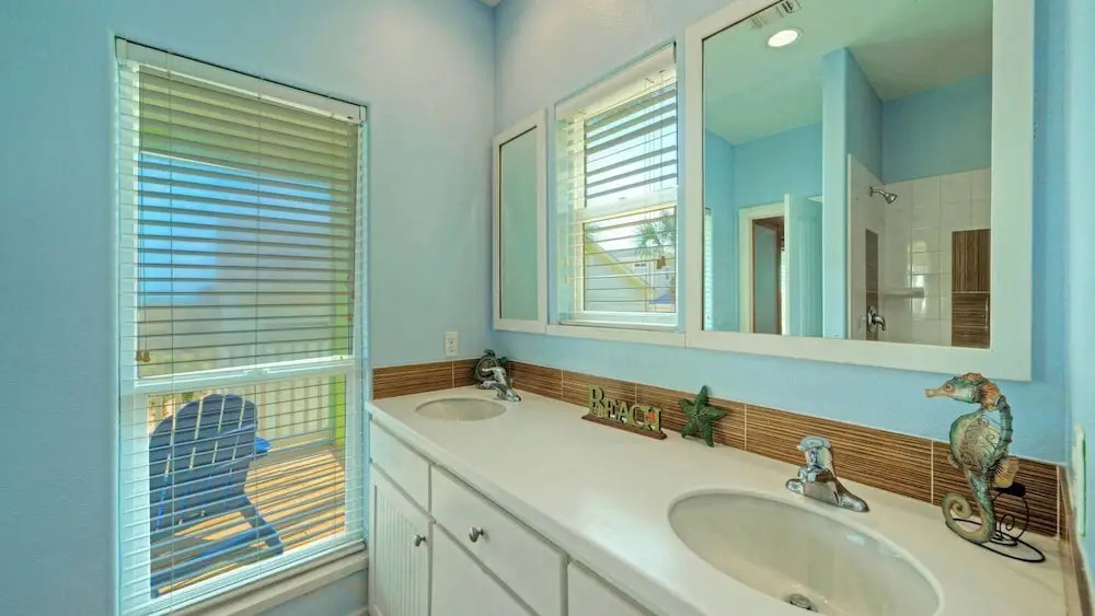 Walk to the Beach Ocean Views, Balcony Dining & Open Living Beachview 54 by Avantstay