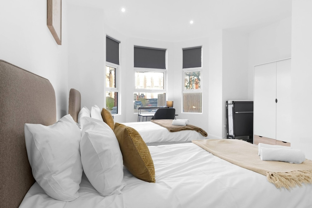 Modern 4 Bedroom Apartment in London with Parking + Garden